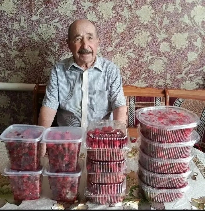 Саратовский ветеран раздал малину особенным детям Саратовский ветеран раздал малину особенным детям